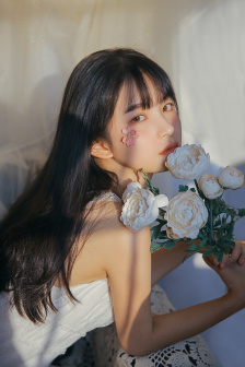 女生坐在上面晃视频